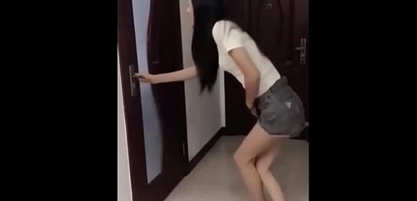  China Girls Very Desperate to Pee